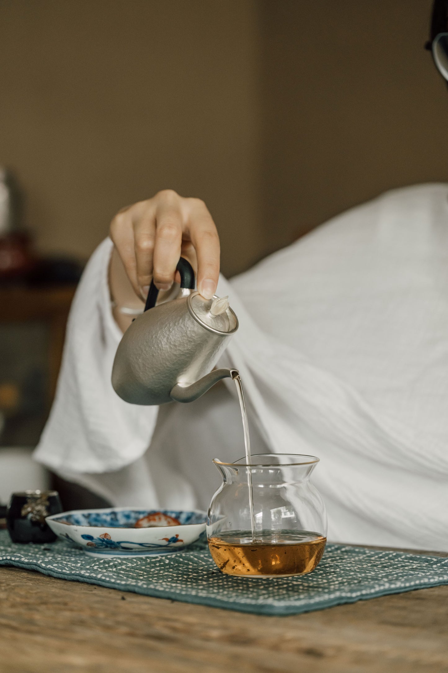 [蔓生敘古x Chingshui Tang] "Magnolia" Silver Teapot – 200ml Hand-Hammered 9999 Fine Silver with Sandalwood Handle and Carved Bone Magnolia Lid Knob