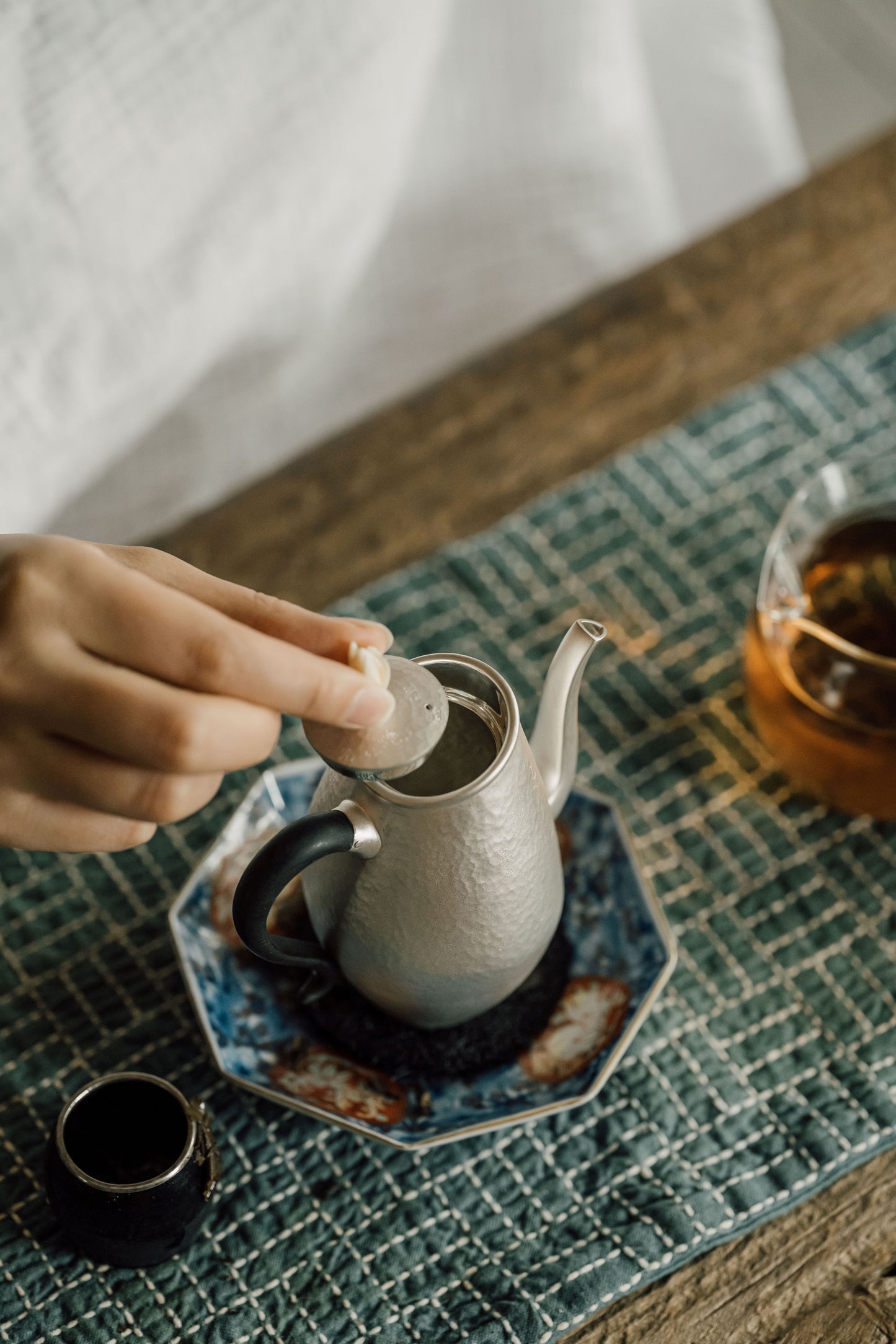 [蔓生敘古x Chingshui Tang] "Magnolia" Silver Teapot – 200ml Hand-Hammered 9999 Fine Silver with Sandalwood Handle and Carved Bone Magnolia Lid Knob