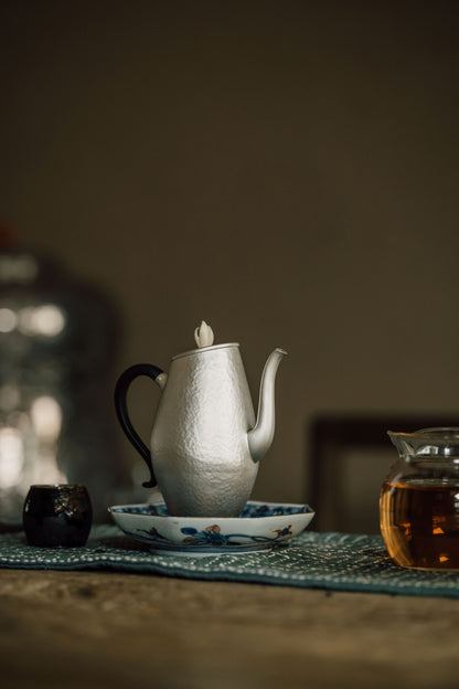 [蔓生敘古x Chingshui Tang] "Magnolia" Silver Teapot – 200ml Hand-Hammered 9999 Fine Silver with Sandalwood Handle and Carved Bone Magnolia Lid Knob
