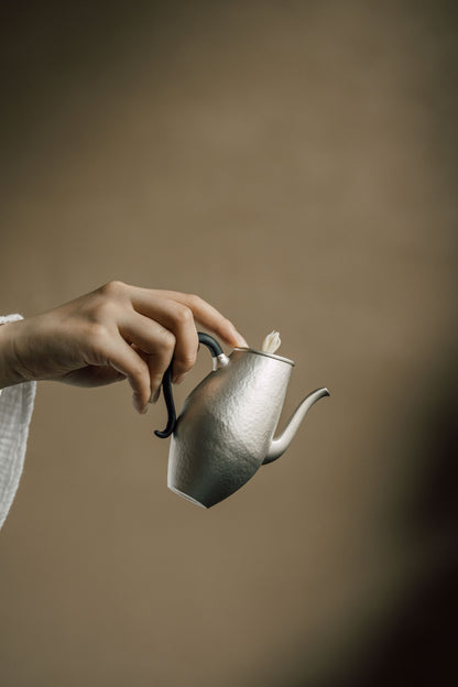 [蔓生敘古x Chingshui Tang] "Magnolia" Silver Teapot – 200ml Hand-Hammered 9999 Fine Silver with Sandalwood Handle and Carved Bone Magnolia Lid Knob