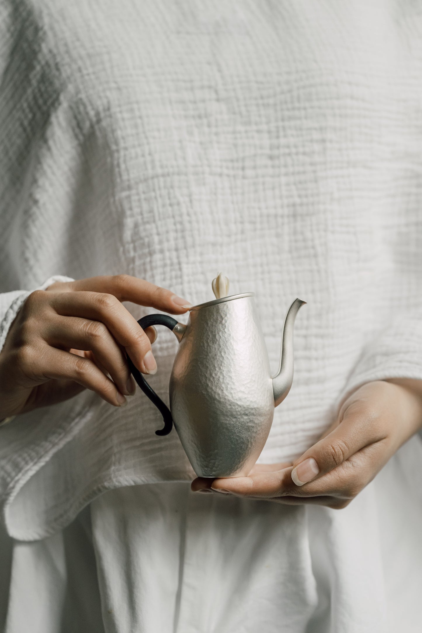 [蔓生敘古x Chingshui Tang] "Magnolia" Silver Teapot – 200ml Hand-Hammered 9999 Fine Silver with Sandalwood Handle and Carved Bone Magnolia Lid Knob