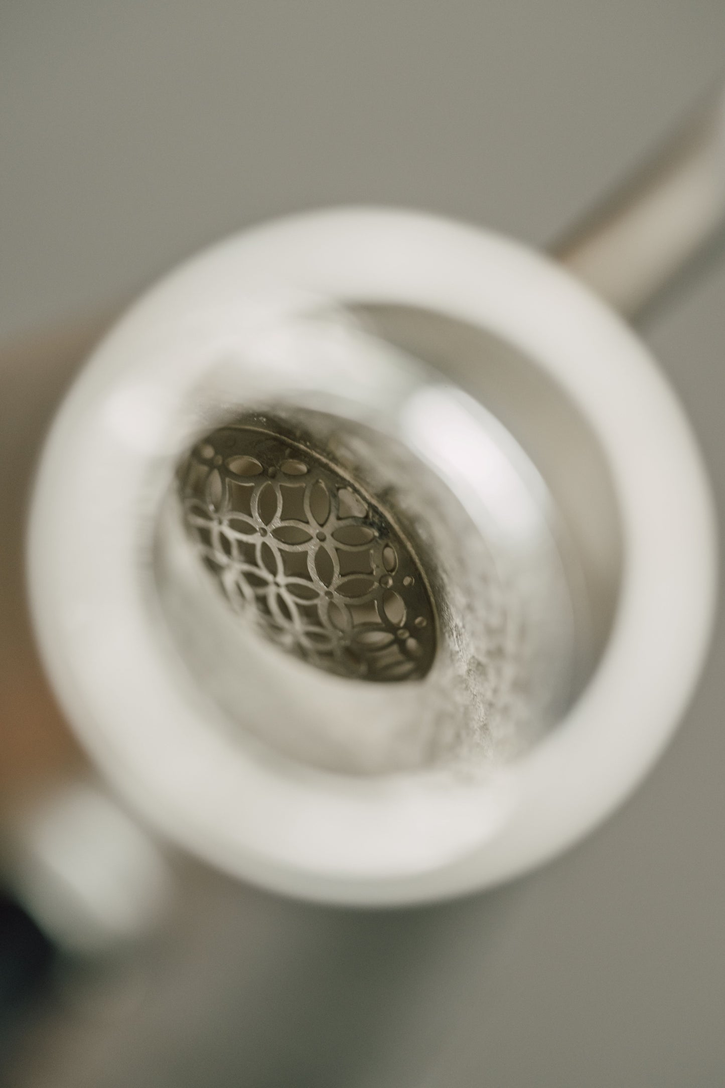 [蔓生敘古x Chingshui Tang] "Magnolia" Silver Teapot – 200ml Hand-Hammered 9999 Fine Silver with Sandalwood Handle and Carved Bone Magnolia Lid Knob