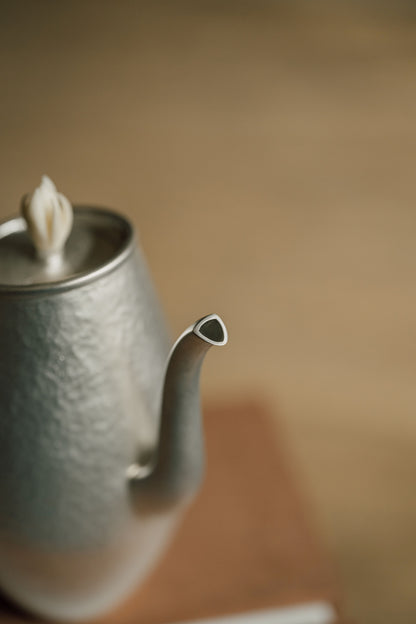 [蔓生敘古x Chingshui Tang] "Magnolia" Silver Teapot – 200ml Hand-Hammered 9999 Fine Silver with Sandalwood Handle and Carved Bone Magnolia Lid Knob