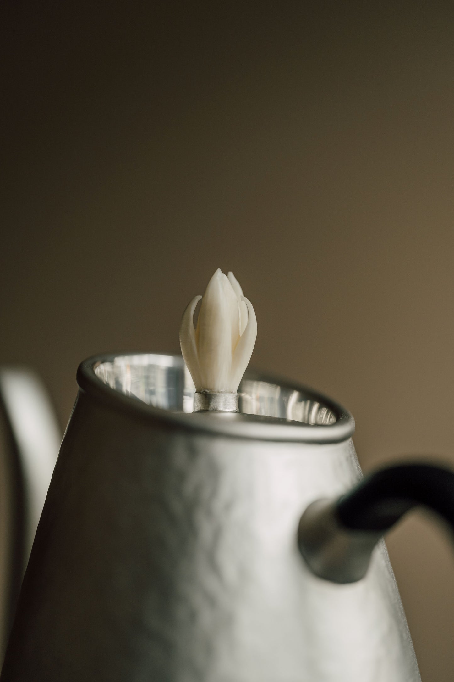 [蔓生敘古x Chingshui Tang] "Magnolia" Silver Teapot – 200ml Hand-Hammered 9999 Fine Silver with Sandalwood Handle and Carved Bone Magnolia Lid Knob