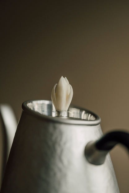 [蔓生敘古x Chingshui Tang] "Magnolia" Silver Teapot – 200ml Hand-Hammered 9999 Fine Silver with Sandalwood Handle and Carved Bone Magnolia Lid Knob