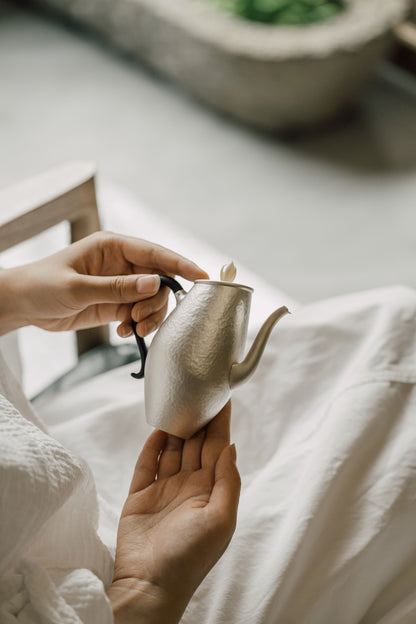 [蔓生敘古x Chingshui Tang] "Magnolia" Silver Teapot – 200ml Hand-Hammered 9999 Fine Silver with Sandalwood Handle and Carved Bone Magnolia Lid Knob