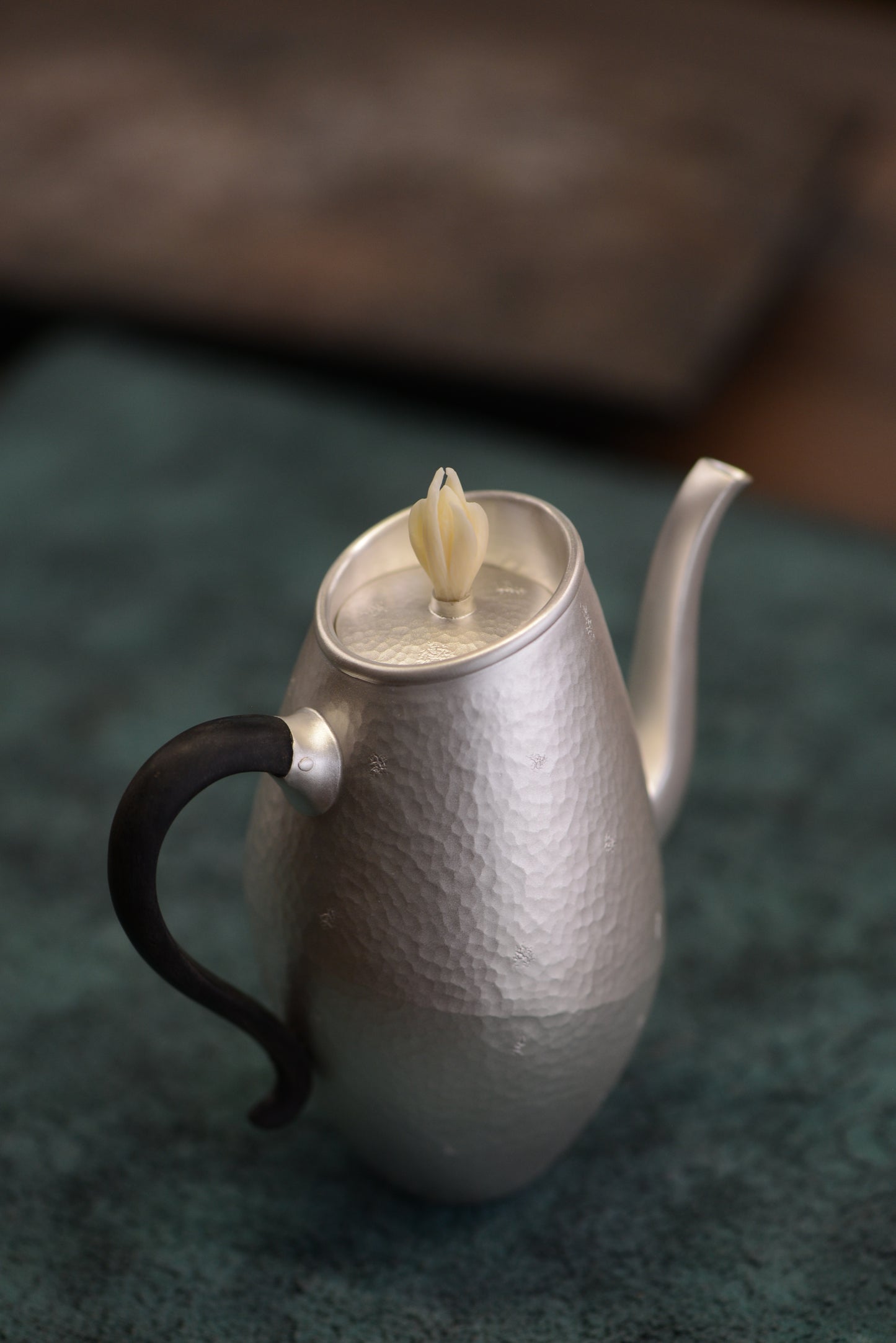 [蔓生敘古x Chingshui Tang] "Magnolia" Silver Teapot – 200ml Hand-Hammered 9999 Fine Silver with Sandalwood Handle and Carved Bone Magnolia Lid Knob