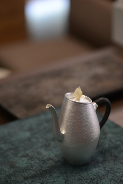 [蔓生敘古x Chingshui Tang] "Magnolia" Silver Teapot – 200ml Hand-Hammered 9999 Fine Silver with Sandalwood Handle and Carved Bone Magnolia Lid Knob