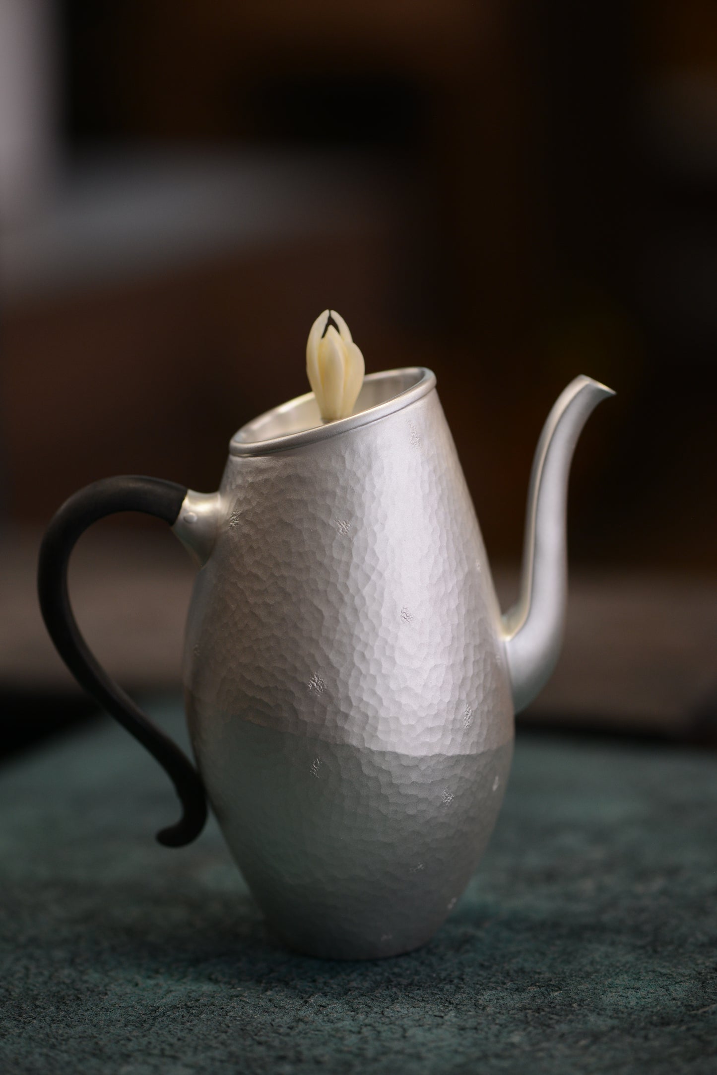 [蔓生敘古x Chingshui Tang] "Magnolia" Silver Teapot – 200ml Hand-Hammered 9999 Fine Silver with Sandalwood Handle and Carved Bone Magnolia Lid Knob