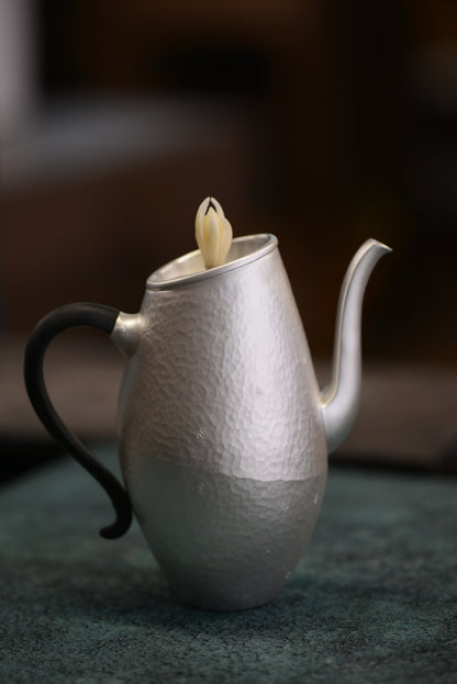 [蔓生敘古x Chingshui Tang] "Magnolia" Silver Teapot – 200ml Hand-Hammered 9999 Fine Silver with Sandalwood Handle and Carved Bone Magnolia Lid Knob