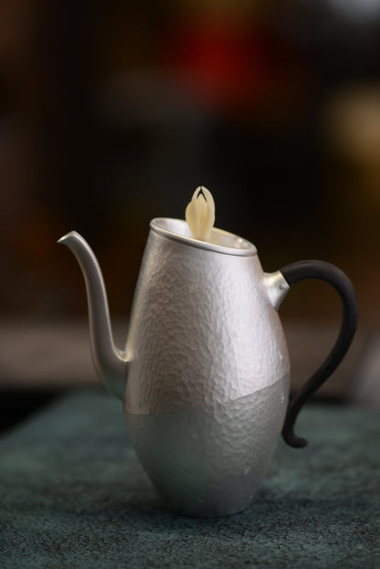 [蔓生敘古x Chingshui Tang] "Magnolia" Silver Teapot – 200ml Hand-Hammered 9999 Fine Silver with Sandalwood Handle and Carved Bone Magnolia Lid Knob