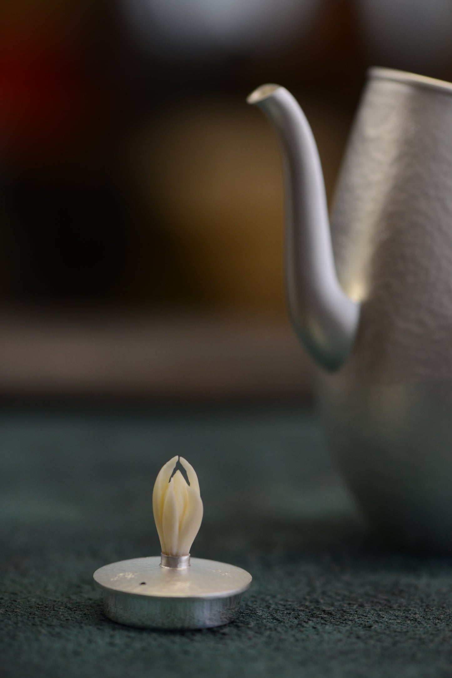 [蔓生敘古x Chingshui Tang] "Magnolia" Silver Teapot – 200ml Hand-Hammered 9999 Fine Silver with Sandalwood Handle and Carved Bone Magnolia Lid Knob