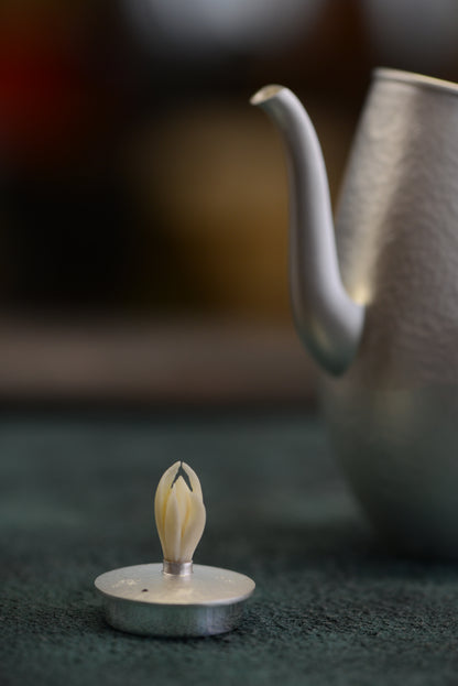 [蔓生敘古x Chingshui Tang] "Magnolia" Silver Teapot – 200ml Hand-Hammered 9999 Fine Silver with Sandalwood Handle and Carved Bone Magnolia Lid Knob
