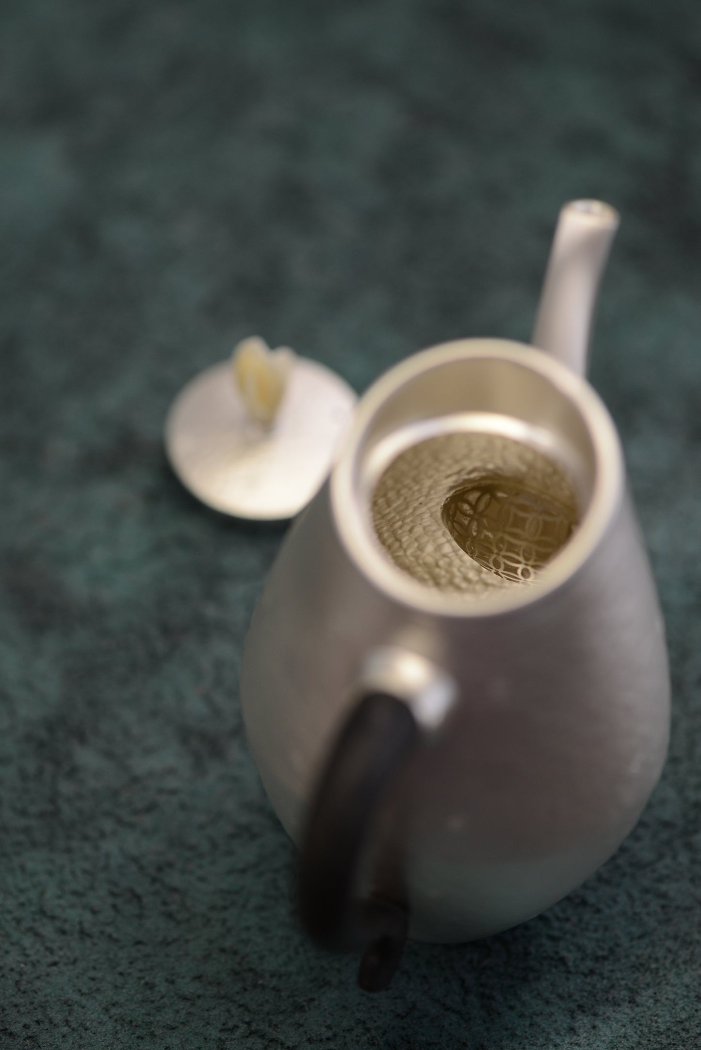 [蔓生敘古x Chingshui Tang] "Magnolia" Silver Teapot – 200ml Hand-Hammered 9999 Fine Silver with Sandalwood Handle and Carved Bone Magnolia Lid Knob