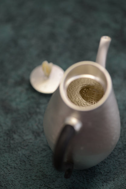 [蔓生敘古x Chingshui Tang] "Magnolia" Silver Teapot – 200ml Hand-Hammered 9999 Fine Silver with Sandalwood Handle and Carved Bone Magnolia Lid Knob