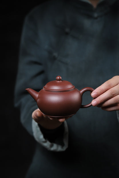 [Chingshui Tang 青水堂] Handmade Yixing Original Ore Purple Zisha Clay Teapot – 260ml Large Shui Ping Teapot with Built-in Filter for Home Brewing