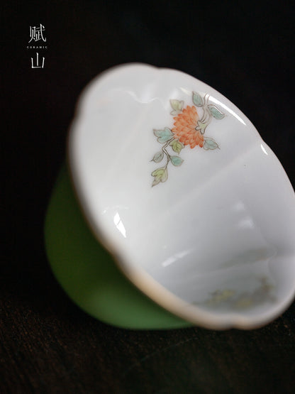 [賦山敘 x Gohobi] “Emerald Blossom” Petal-Shaped Master Cup – Hand-Painted Ceramic Gongfu Tasting Cup with Gold Detailing