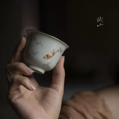 [賦山敘 x Gohobi] Antique-Style Fish & Algae Bell-Shaped Master Cup – Hand-Painted Ceramic Gongfu Teacup with Gold Detailing