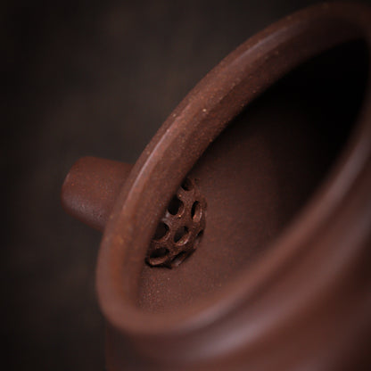 [Chingshui Tang 青水堂] Handmade Yixing Purple Zisha Clay Dezhong Teapot 150ml – Original Ore Teapot with Built-In Filter for Gongfu Tea and Home Brewing