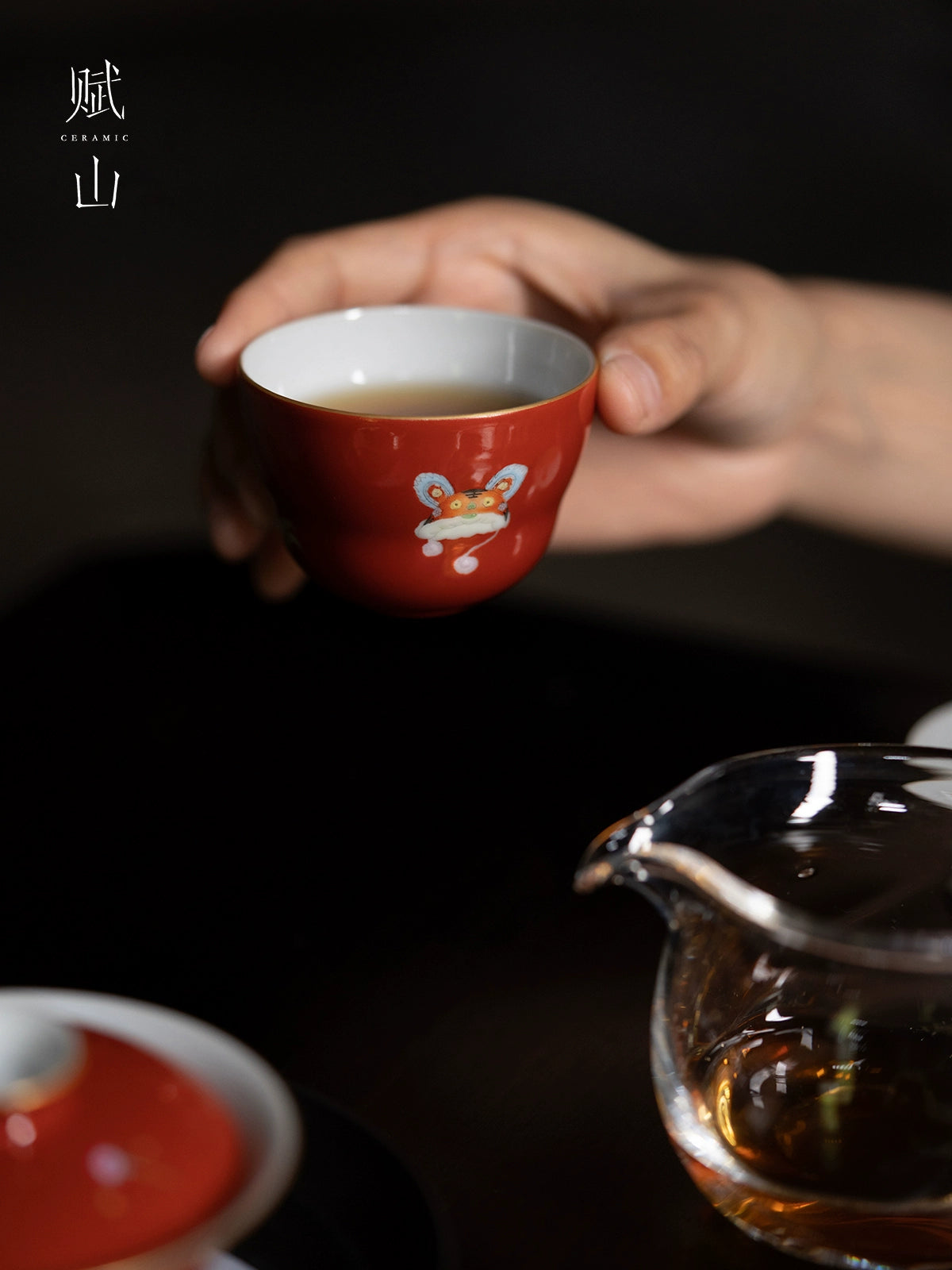 [賦山敘 x Gohobi] “Crimson Childhood” Gaiwan – Handcrafted Jingdezhen Ceramic Tea Bowl with Heat-Resistant Design