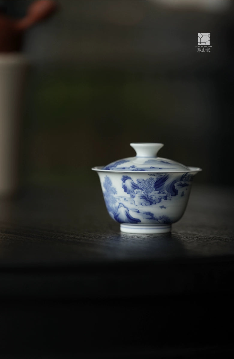 [賦山敘 x Gohobi] “Weiwan Studio” Kangxi-Style Blue and White Gaiwan – Hand-Painted Jingdezhen Porcelain Teaware with Landscape Design