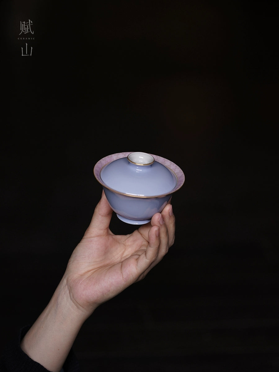 [賦山敘 x Gohobi] “Cloud Mountain & Peach” Gaiwan – Hand-Painted Pastel Ceramic Tea Bowl with Double-Wall Heat-Resistant Design