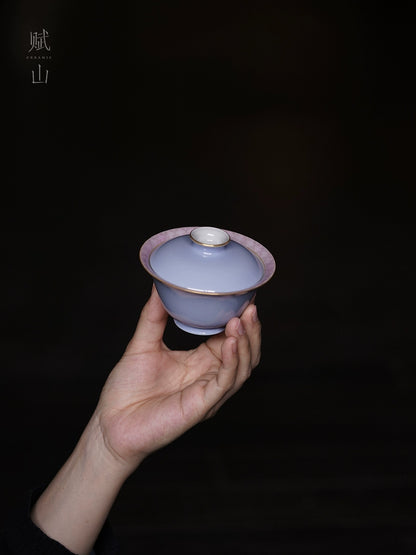 [賦山敘 x Gohobi] “Cloud Mountain & Peach” Gaiwan – Hand-Painted Pastel Ceramic Tea Bowl with Double-Wall Heat-Resistant Design