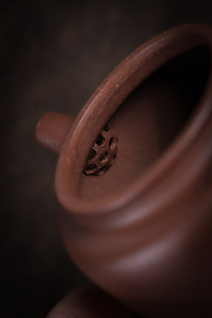 [Chingshui Tang 青水堂] Handmade Yixing Purple Zisha Clay Dezhong Teapot 150ml – Original Ore Teapot with Built-In Filter for Gongfu Tea and Home Brewing