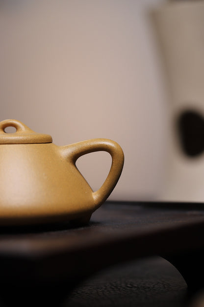 [Chingshui Tang 青水堂] Handmade Yixing Yellow Zisha Clay Teapot – 140ml Original Ore Huangjin Duan (Golden Duan) Clay Shih Piao Teapot, Thin-Walled Gongfu Purple Clay Teaware