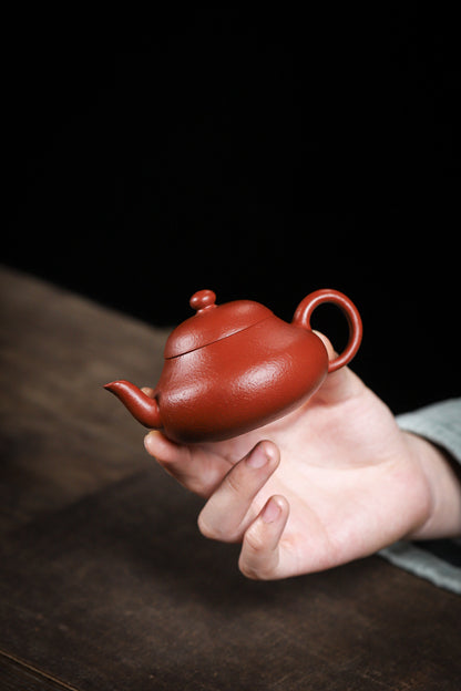 [Chingshui Tang 青水堂] Handmade Yixing Red Zisha Clay Teapot – 120ml Original Ore Zhuni Pear-Shaped Teapot, Handmade Gongfu Tea Teaware for Home Brewing