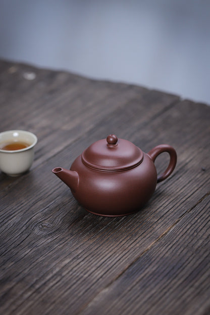 [Chingshui Tang 青水堂] Handmade Yixing Original Ore Purple Zisha Clay Teapot – 260ml Large Shui Ping Teapot with Built-in Filter for Home Brewing