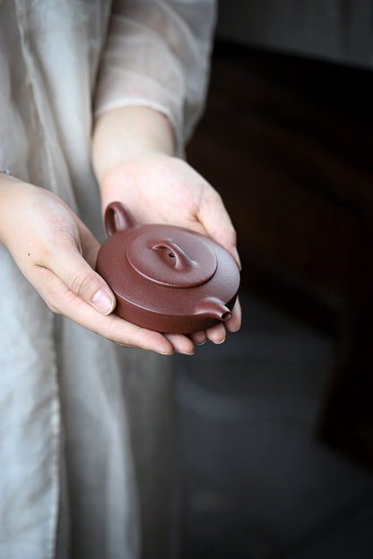 [Chingshui Tang 青水堂] Handmade Yixing Zisha Sandy Purple Clay Teapot – 90ml Handmade Original Ore Jiangpo Clay Bowl-Shaped Thin Body Teapot with Built-in Filter, Small Gongfu Teaware