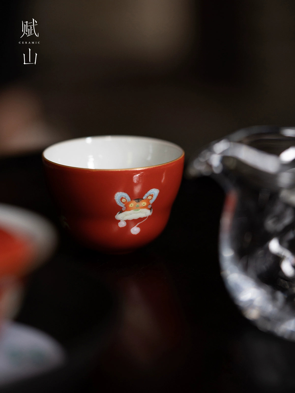 [賦山敘 x Gohobi] “Crimson Childhood” Gaiwan – Handcrafted Jingdezhen Ceramic Tea Bowl with Heat-Resistant Design