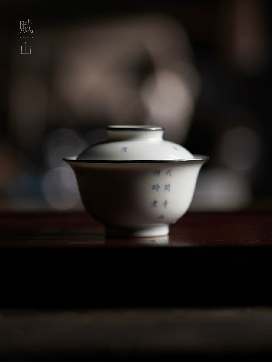 [賦山敘 x Gohobi] “To the Distant Green Hills” Pine & Calligraphy Gaiwan – Hand-Painted Blue and White Ceramic Tea Bowl with Silver Rim & Heat-Resistant Design