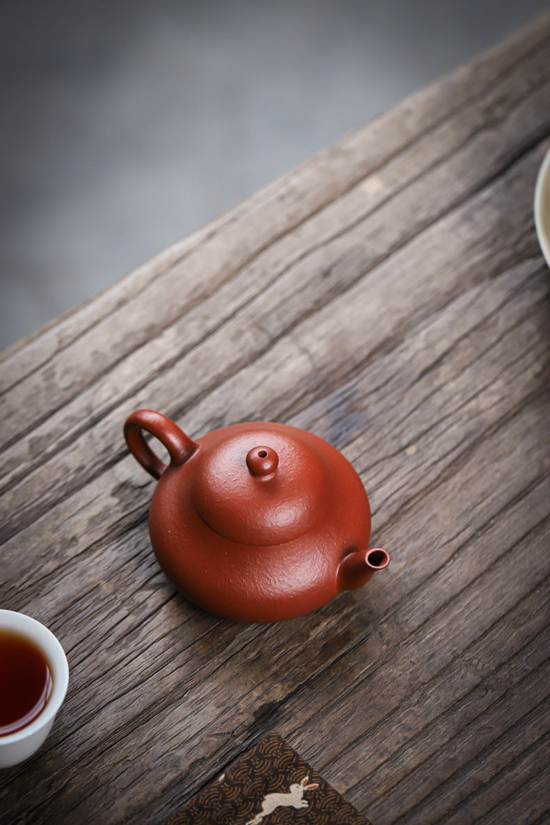 [Chingshui Tang 青水堂] Handmade Yixing Red Zisha Clay Teapot – 120ml Original Ore Zhuni Pear-Shaped Teapot, Handmade Gongfu Tea Teaware for Home Brewing