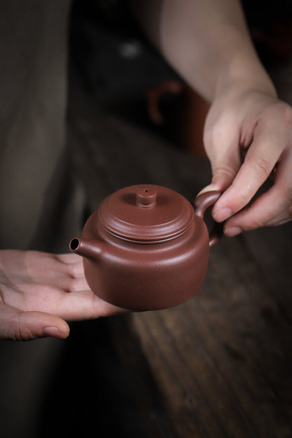 [Chingshui Tang 青水堂] Handmade Yixing Purple Zisha Clay Dezhong Teapot 150ml – Original Ore Teapot with Built-In Filter for Gongfu Tea and Home Brewing