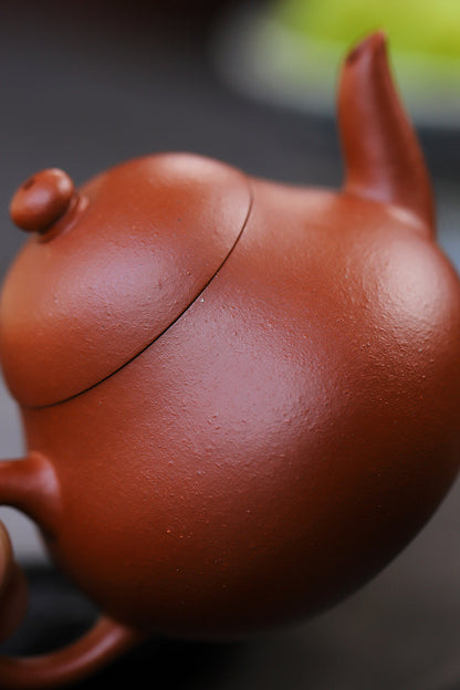 [Chingshui Tang 青水堂] Handmade Yixing Red Zisha Clay Teapot – 130ml Handmade Original Ore Raw Zhuni Pear-Shaped Teapot, Gongfu Tea Brewing Small Yixing Teaware