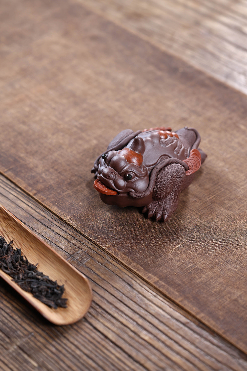 Gohobi Yixing Purple Clay Flame Golden Toad Tea Pet – Handmade Lucky Three-Legged Toad Ornament
