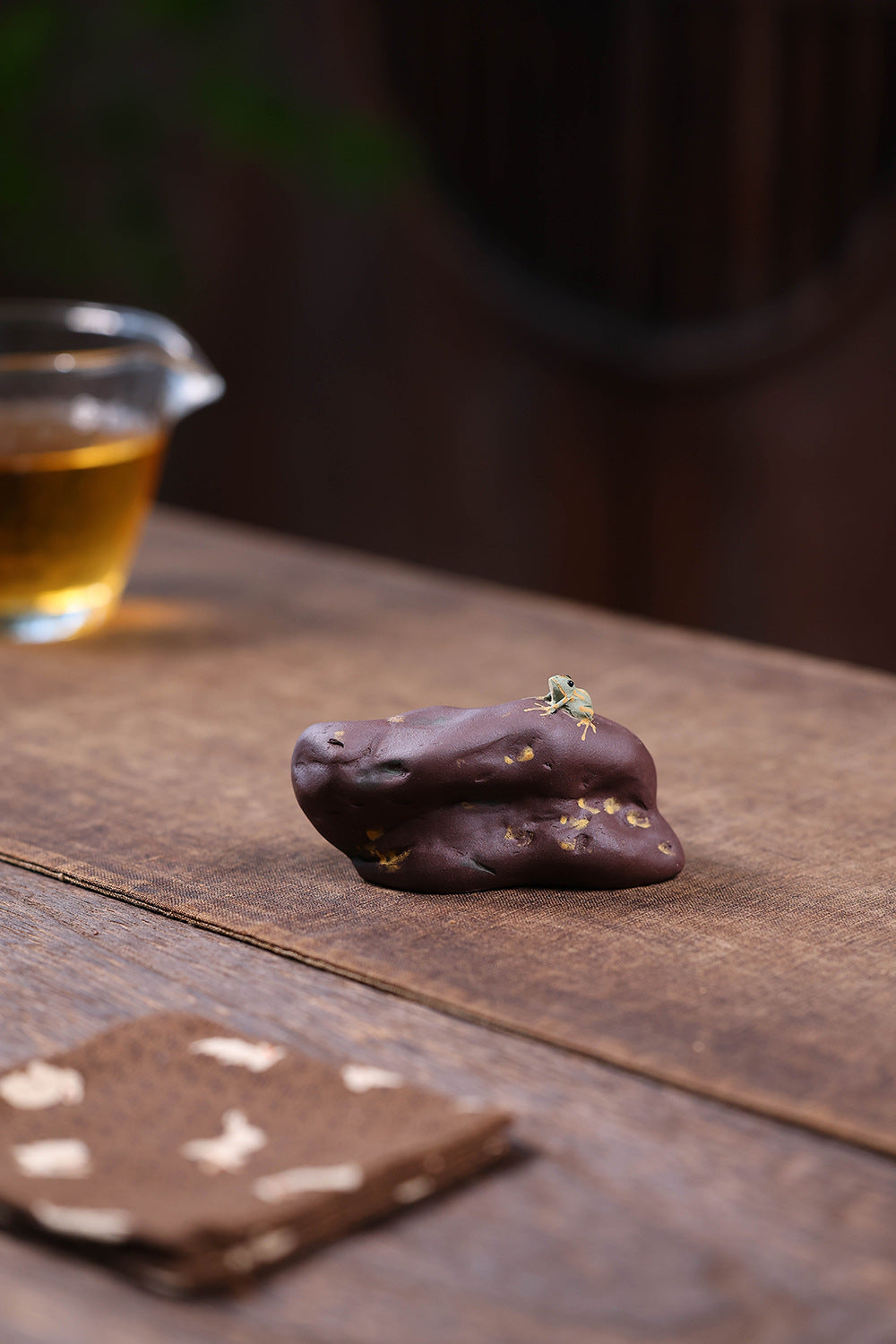 Gohobi Yixing Purple Clay Lotus Frog Tea Pet – Handmade Water-Spraying Lucky Ornament