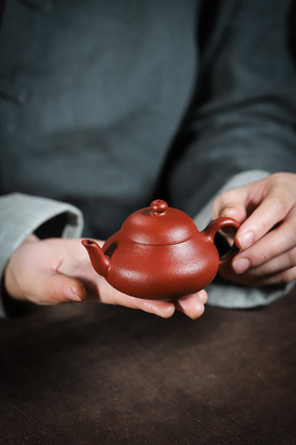 [Chingshui Tang 青水堂] Handmade Yixing Red Zisha Clay Teapot – 120ml Original Ore Zhuni Pear-Shaped Teapot, Handmade Gongfu Tea Teaware for Home Brewing