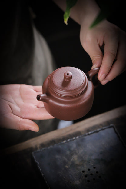 [Chingshui Tang 青水堂] Handmade Yixing Purple Zisha Clay Dezhong Teapot 150ml – Original Ore Teapot with Built-In Filter for Gongfu Tea and Home Brewing