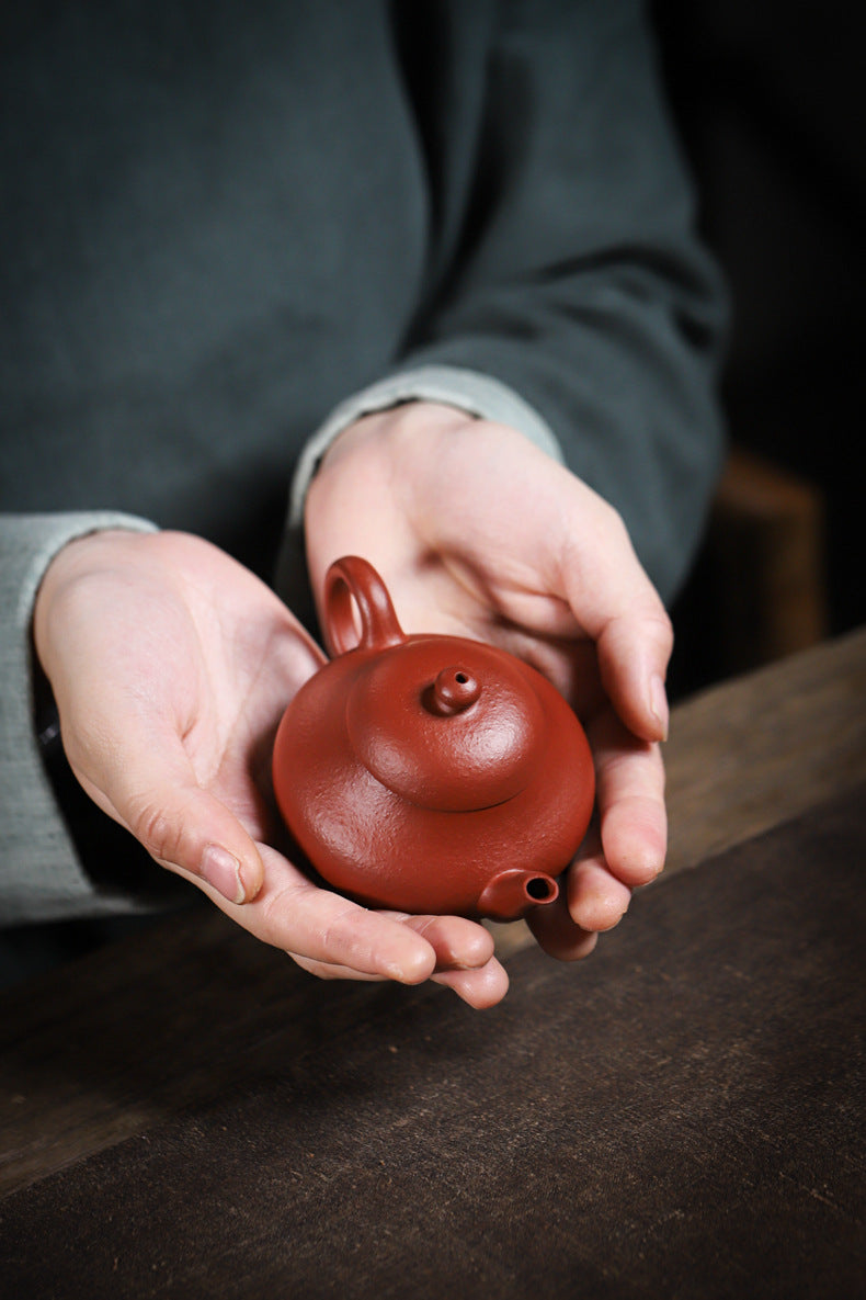 [Chingshui Tang 青水堂] Handmade Yixing Red Zisha Clay Teapot – 120ml Original Ore Zhuni Pear-Shaped Teapot, Handmade Gongfu Tea Teaware for Home Brewing