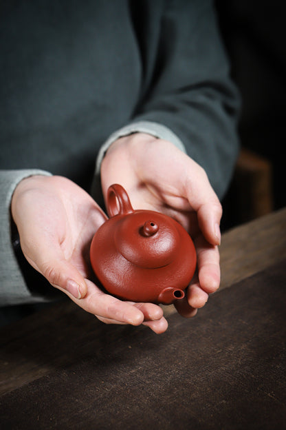 [Chingshui Tang 青水堂] Handmade Yixing Red Zisha Clay Teapot – 120ml Original Ore Zhuni Pear-Shaped Teapot, Handmade Gongfu Tea Teaware for Home Brewing
