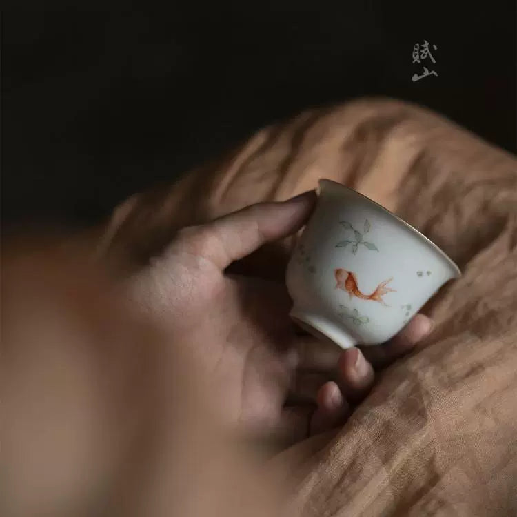 [賦山敘 x Gohobi] Antique-Style Fish & Algae Bell-Shaped Master Cup – Hand-Painted Ceramic Gongfu Teacup with Gold Detailing
