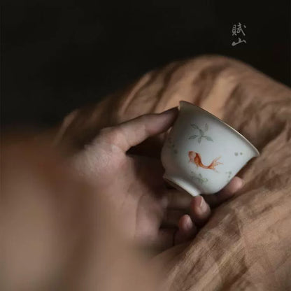 [賦山敘 x Gohobi] Antique-Style Fish & Algae Bell-Shaped Master Cup – Hand-Painted Ceramic Gongfu Teacup with Gold Detailing