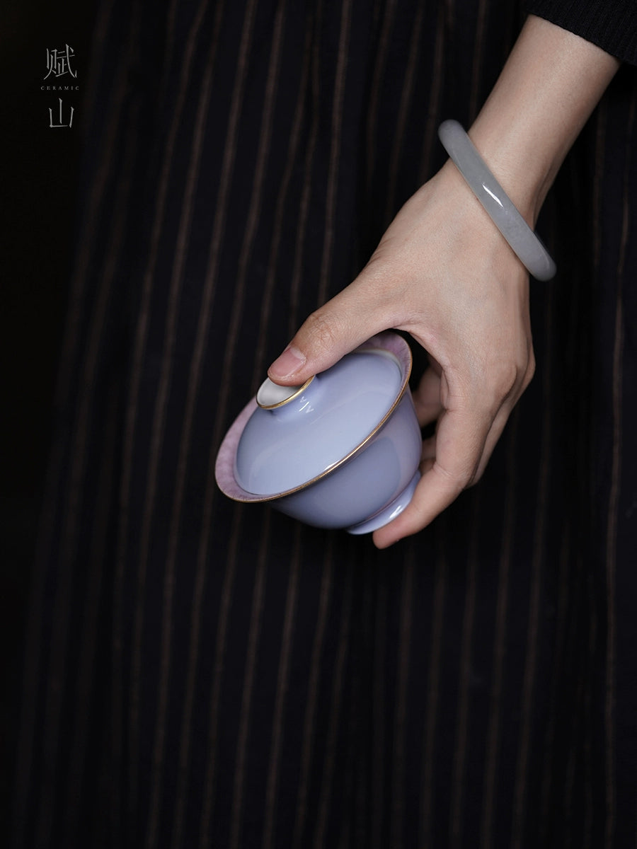 [賦山敘 x Gohobi] “Cloud Mountain & Peach” Gaiwan – Hand-Painted Pastel Ceramic Tea Bowl with Double-Wall Heat-Resistant Design