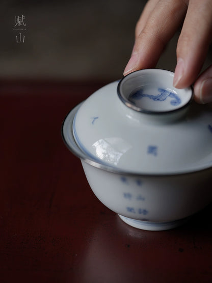 [賦山敘 x Gohobi] “To the Distant Green Hills” Pine & Calligraphy Gaiwan – Hand-Painted Blue and White Ceramic Tea Bowl with Silver Rim & Heat-Resistant Design