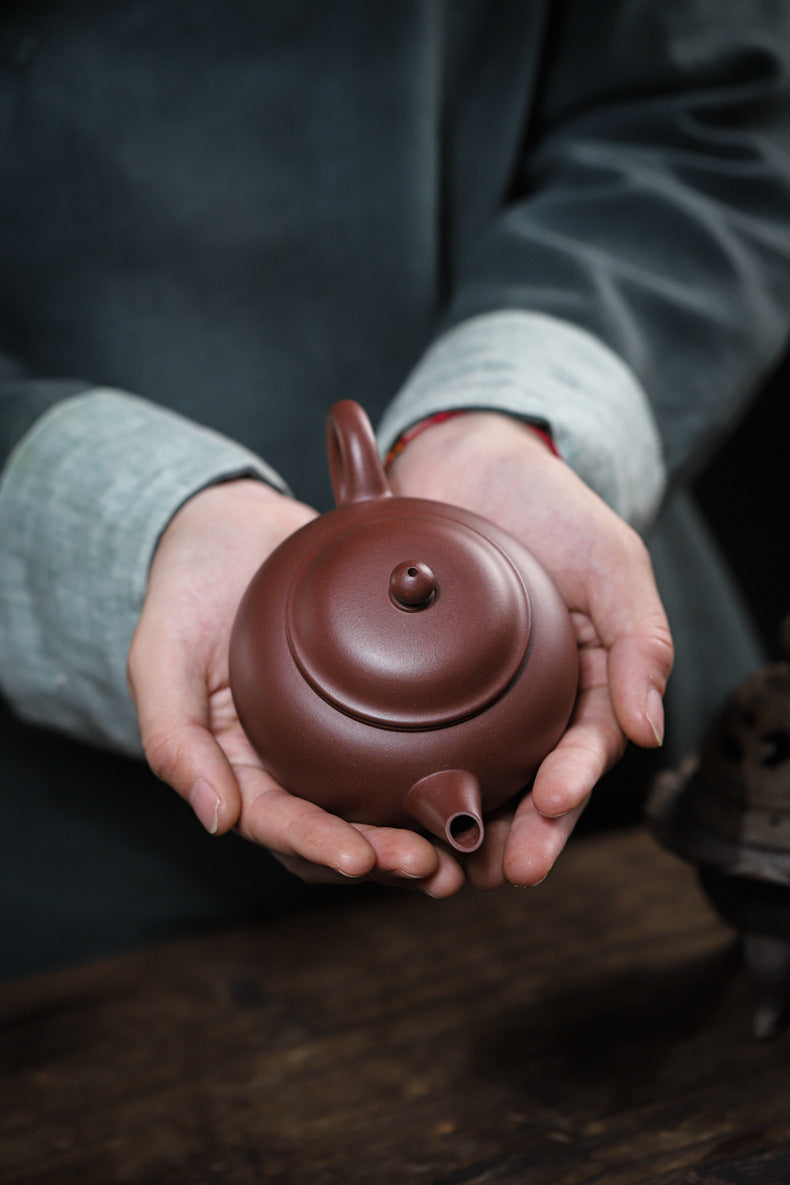 [Chingshui Tang 青水堂] Handmade Yixing Original Ore Purple Zisha Clay Teapot – 260ml Large Shui Ping Teapot with Built-in Filter for Home Brewing