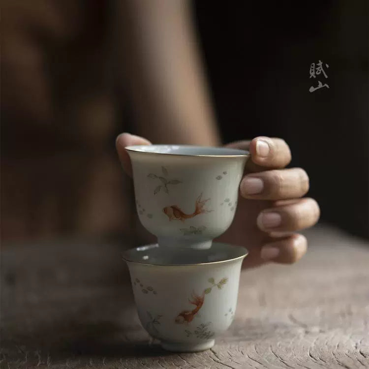 [賦山敘 x Gohobi] Antique-Style Fish & Algae Bell-Shaped Master Cup – Hand-Painted Ceramic Gongfu Teacup with Gold Detailing