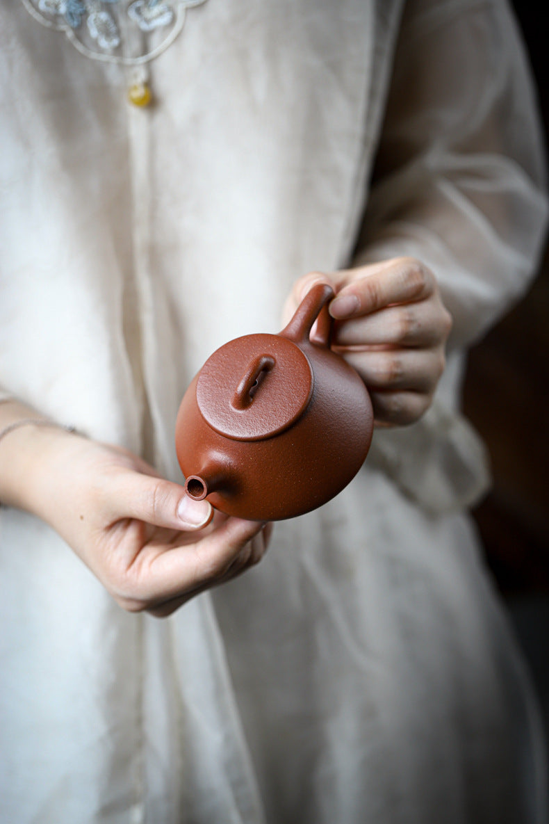 [Chingshui Tang 青水堂] Handmade Yixing Zisha Sandy Purple Clay Teapot – 120ml Handmade Original Ore Jiangpo Clay Shih Piao Style Thin-Walled Teapot, Ideal for Gongfu Tea and Gift Set, Suitable for Da Hong Pao